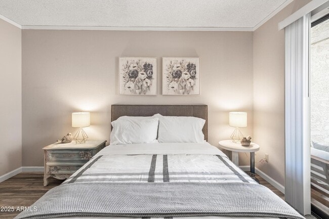 Building Photo - 719 E Lola Dr