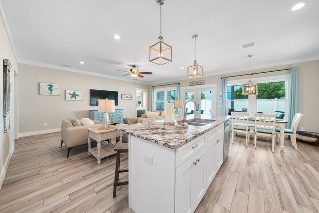 Building Photo - 121 Christmas Tree Ln