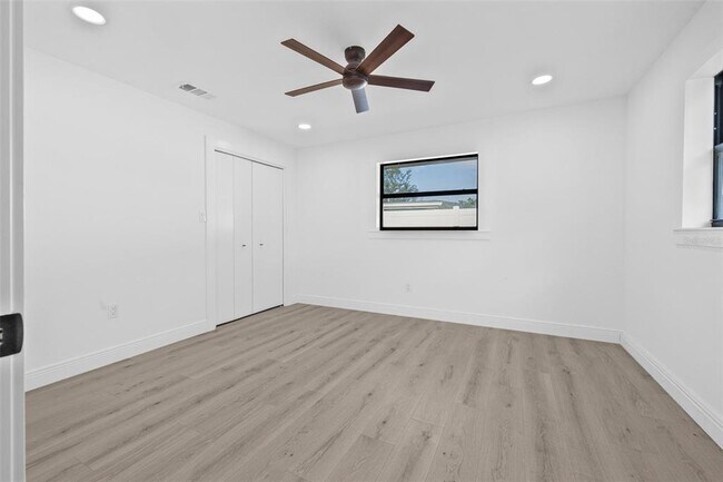 Building Photo - 4495 Clearwater Harbor Dr
