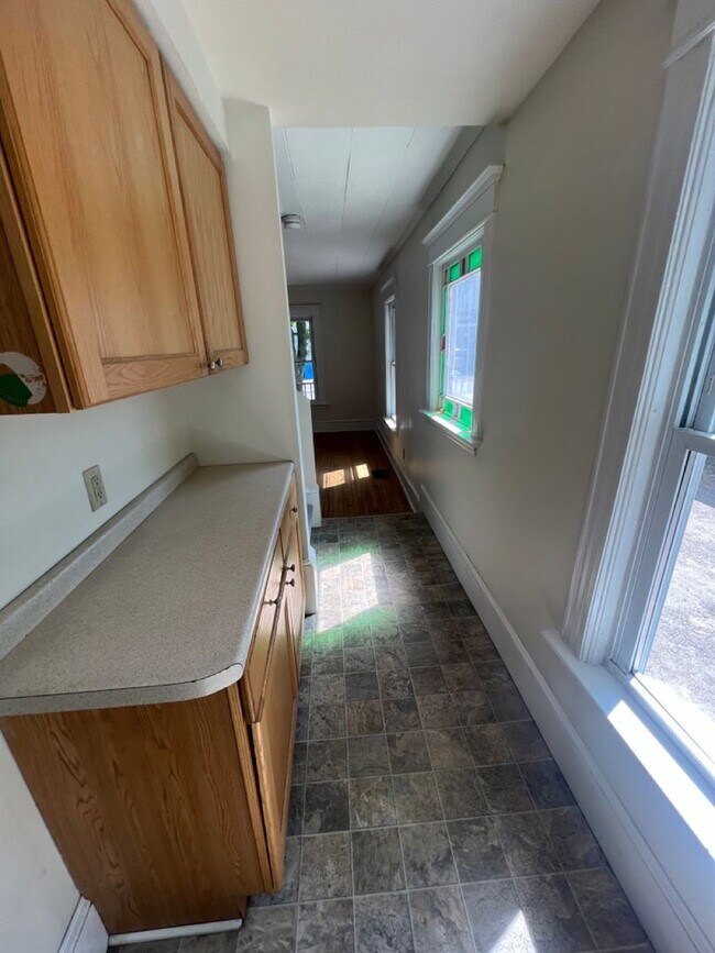 Building Photo - 52 Hickok Pl