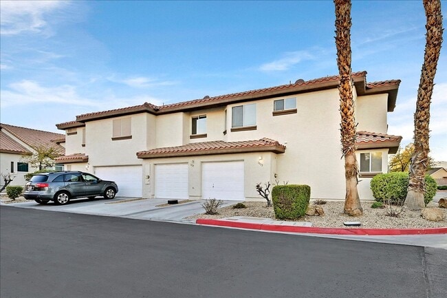 Building Photo - 2 Bedroom, 2 1/2 bath Townhome