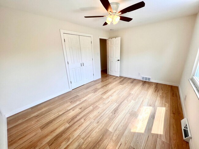 Building Photo - Absolutely Stunning Home! - 3 Bedroom 2 Fu...