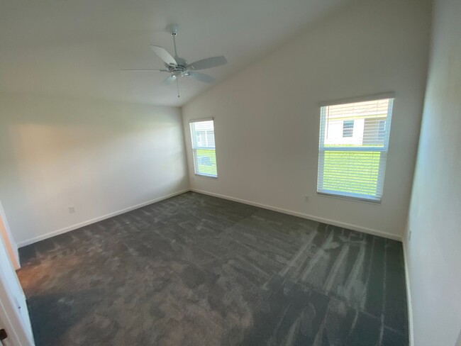 Building Photo - Newer, Beautiful, Spacious  ANNUAL 2 bed, ...