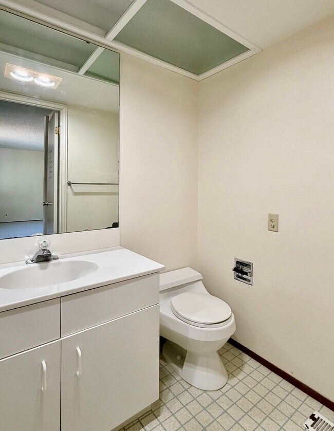 Building Photo - 4 Bed / 2.5 Bath Bellevue rambler $4,095/month