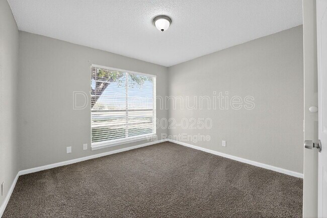 Building Photo - 936 N Las Vegas Trail