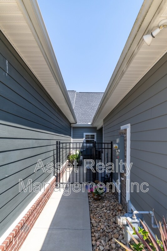 Building Photo - 12623 Needlepoint Dr