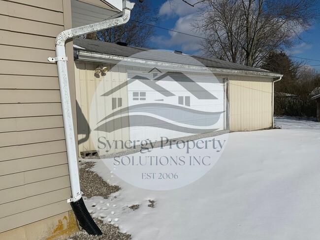 Building Photo - MADISON SCHOOL RANCH WITH GARAGE AND POLE ...