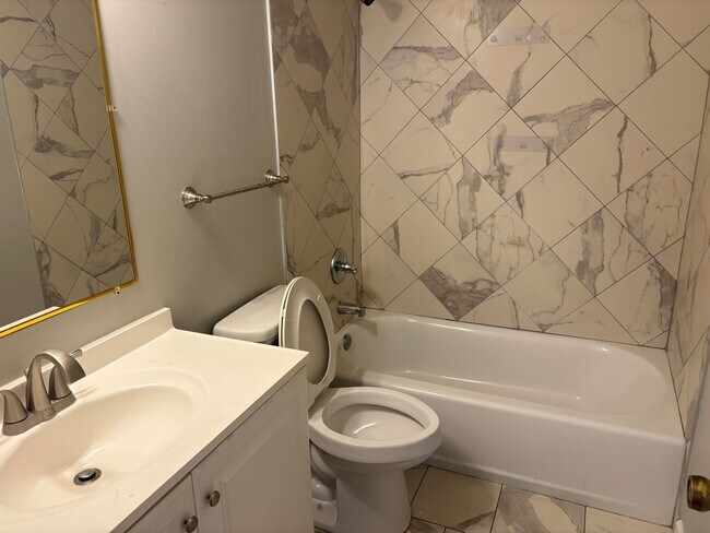 Building Photo - 515 Basswood Ave