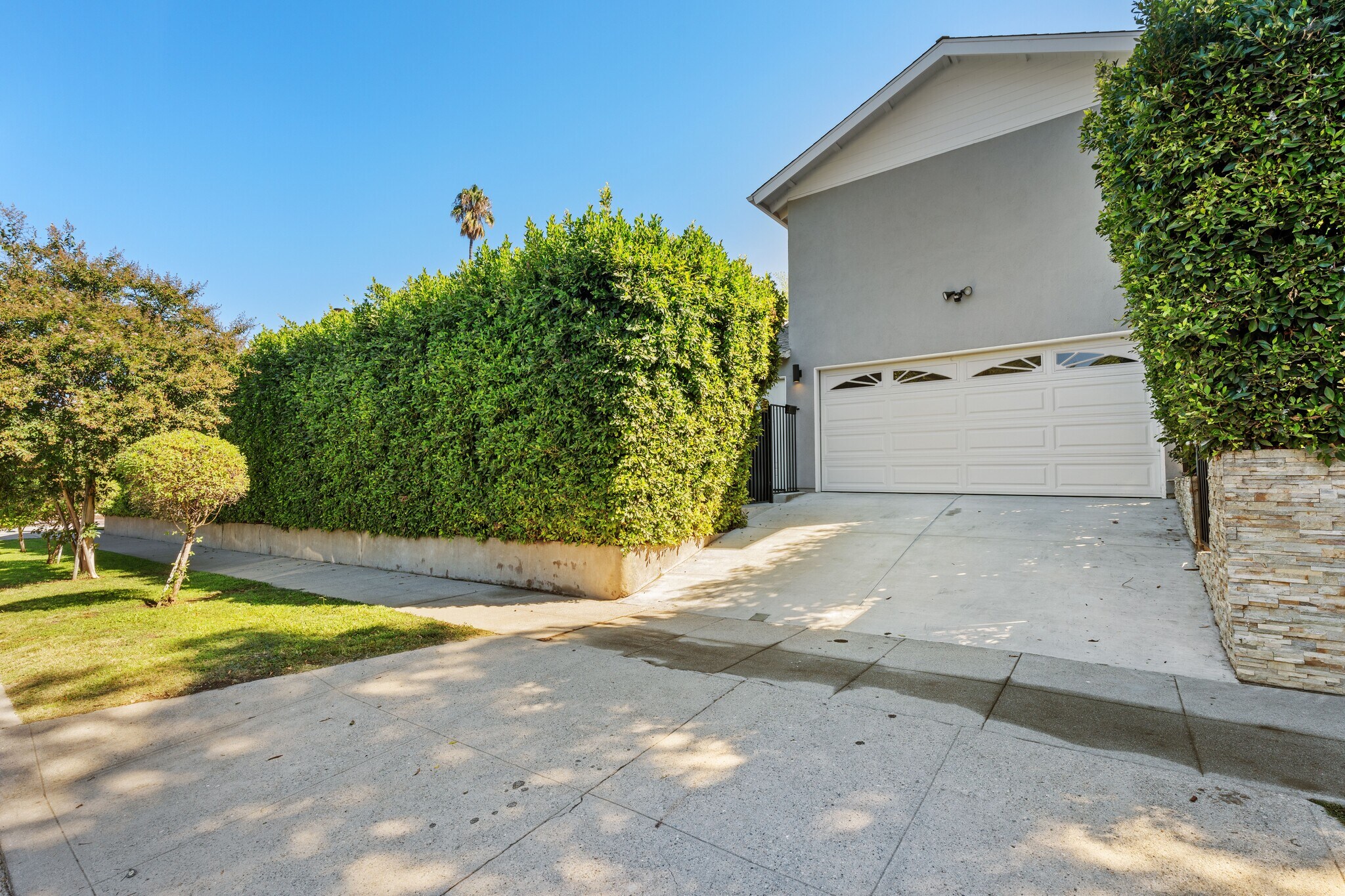 Garage - 4242 Van Nuys Blvd