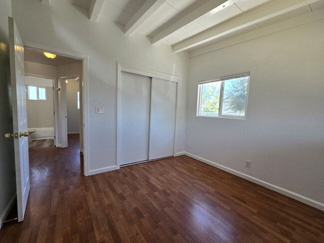 Building Photo - Cute Duplex for rent in Sacramento!