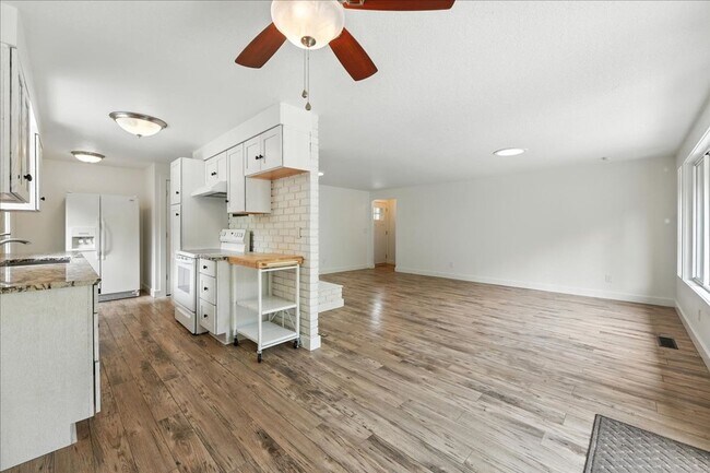 Building Photo - 2448 Margery St