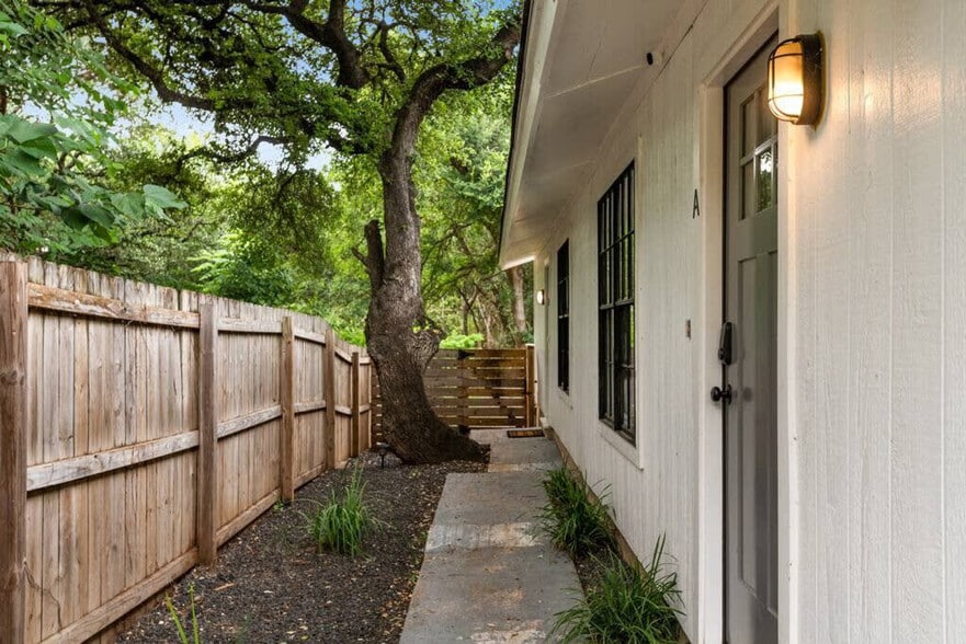 Building Photo - 802 Ramble Ln