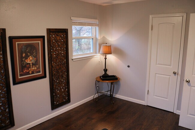 Building Photo - 1006 Raleigh Cir