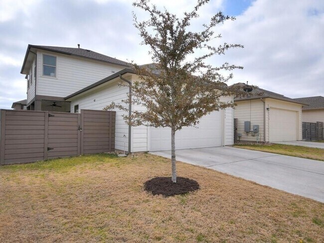 Building Photo - 1708 Arcilla St