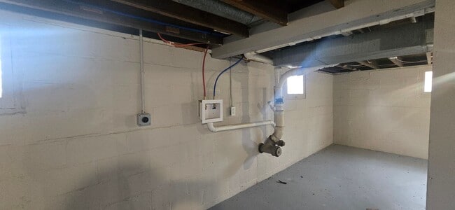 Building Photo - 1590 W. Waggoner-- 2 bed, 1 bath