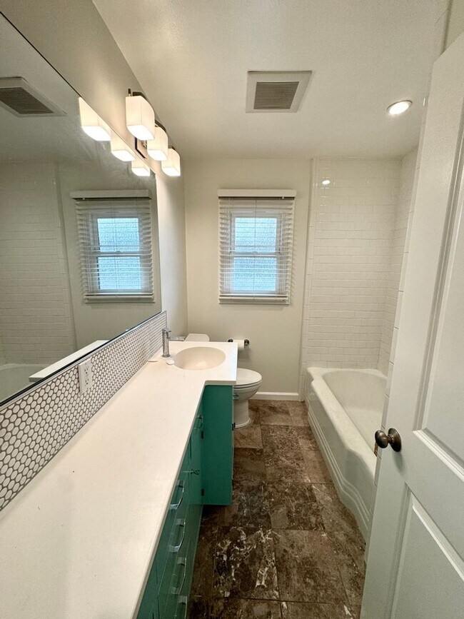 Building Photo - Fabulous 3 bedroom 1 bathroom updated home