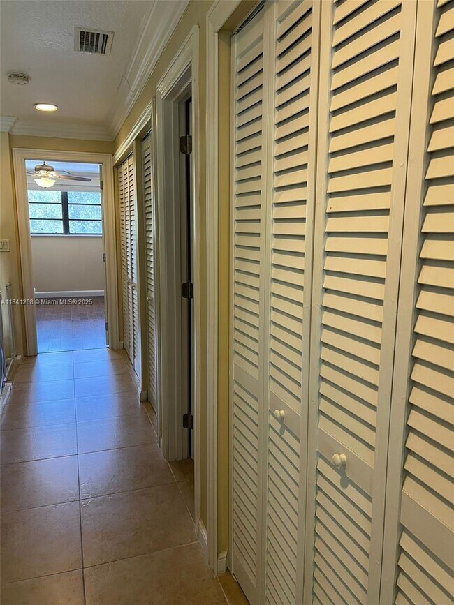 Building Photo - 9894 Fairway Cove Ln