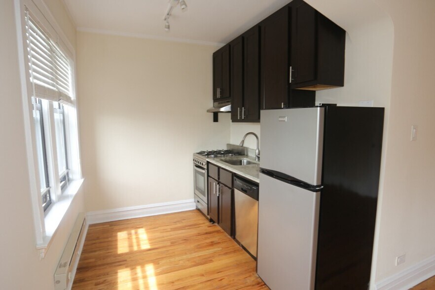 Building Photo - 4725 N Hermitage Ave