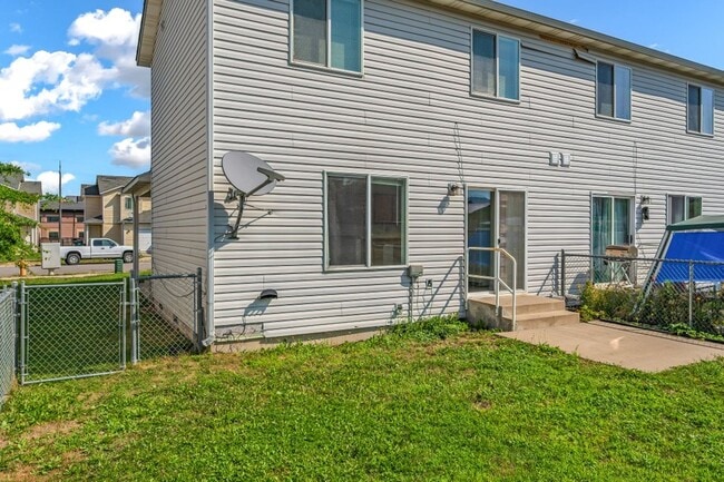 Building Photo - 3 bed 2 bath duplex with sprinkler system