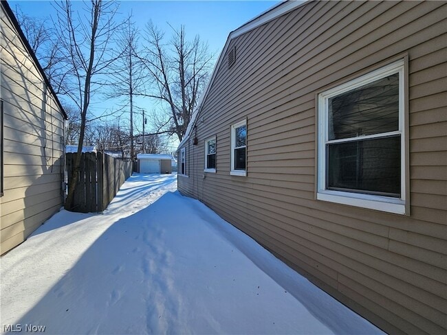 Building Photo - 2450 Greenvale Rd