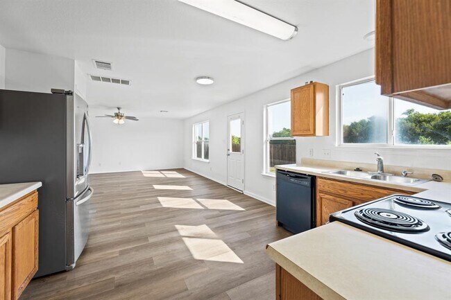 Building Photo - 722 Lavaca Loop