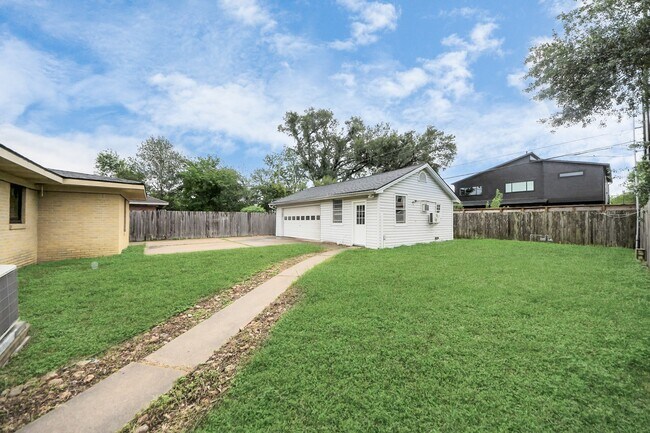 Building Photo - 4821 Viking Dr