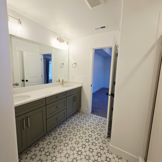 Building Photo - 4022 1100 N