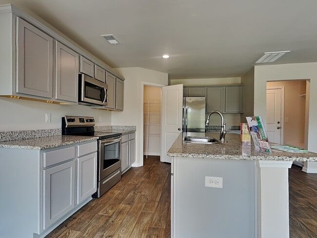 Building Photo - APPLY TODAY! Near Ft Jackson and Downtown ...