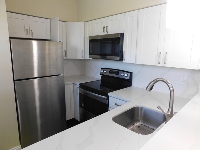 Building Photo - 611 Cypress Lake Blvd