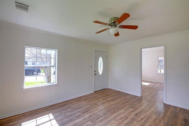 Building Photo - 213 Hosack St