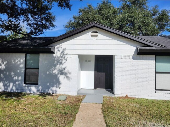 Building Photo - 10525 Big Thicket Dr
