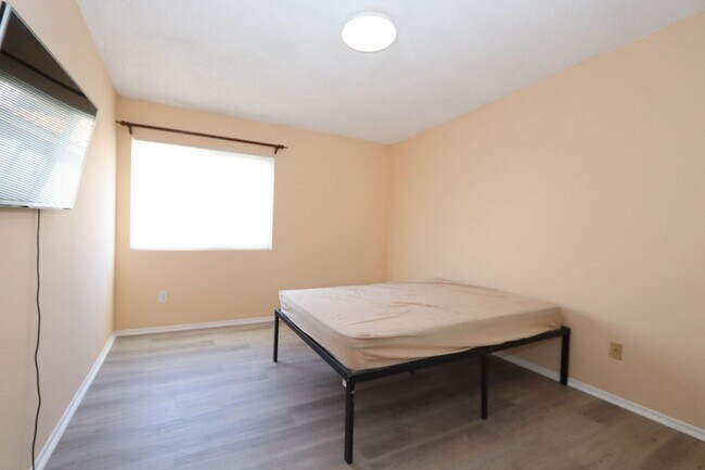 Building Photo - **24210 Sylvan Glen Rd #F Diamond Bar** 2 bedroom 2 bath Townhouse !!