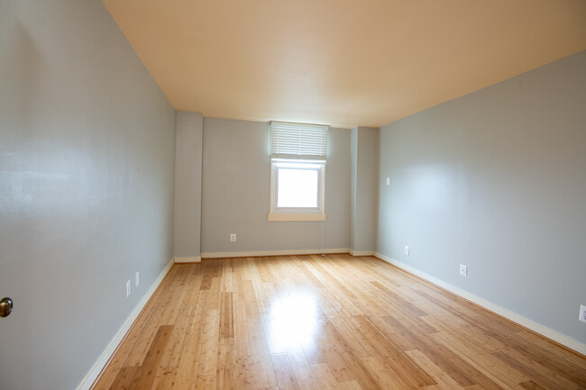 Building Photo - Marvelous 2 Bed Condo in Alexandria Virginia!