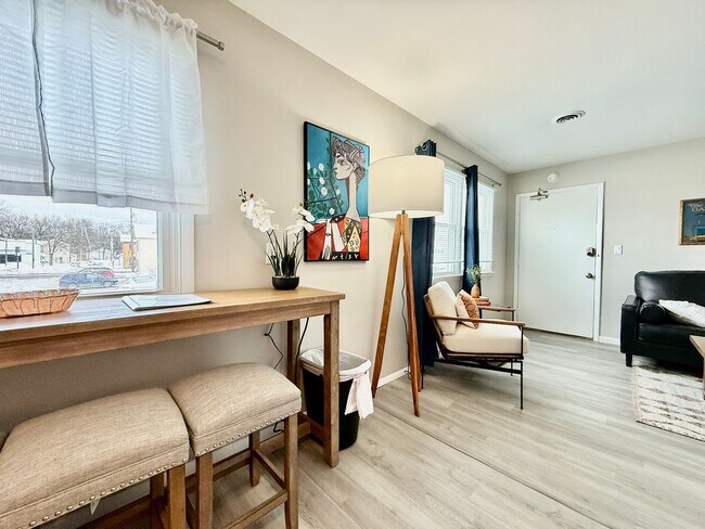 Building Photo - Cozy Two Bedroom Apartment in the City Center