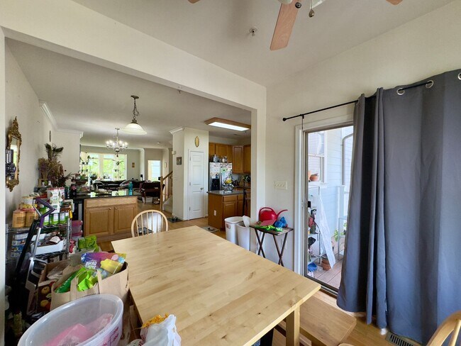 Building Photo - Modern 3-Bedroom Townhome with Stylish Fea...