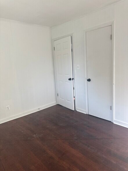 Building Photo - 914 Fleetwood Dr