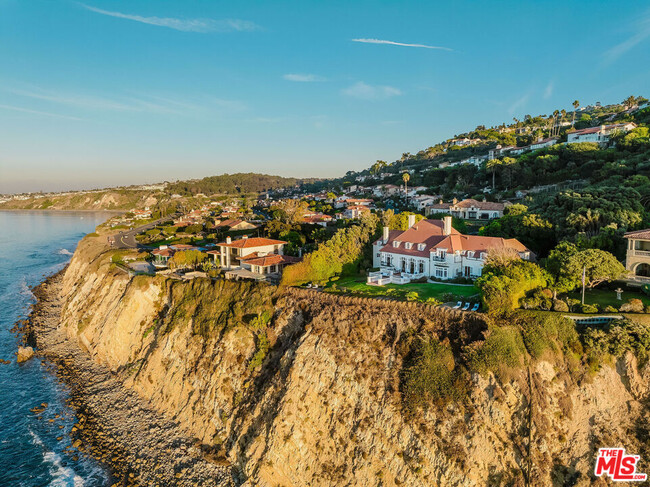 Building Photo - 605 Paseo Del Mar