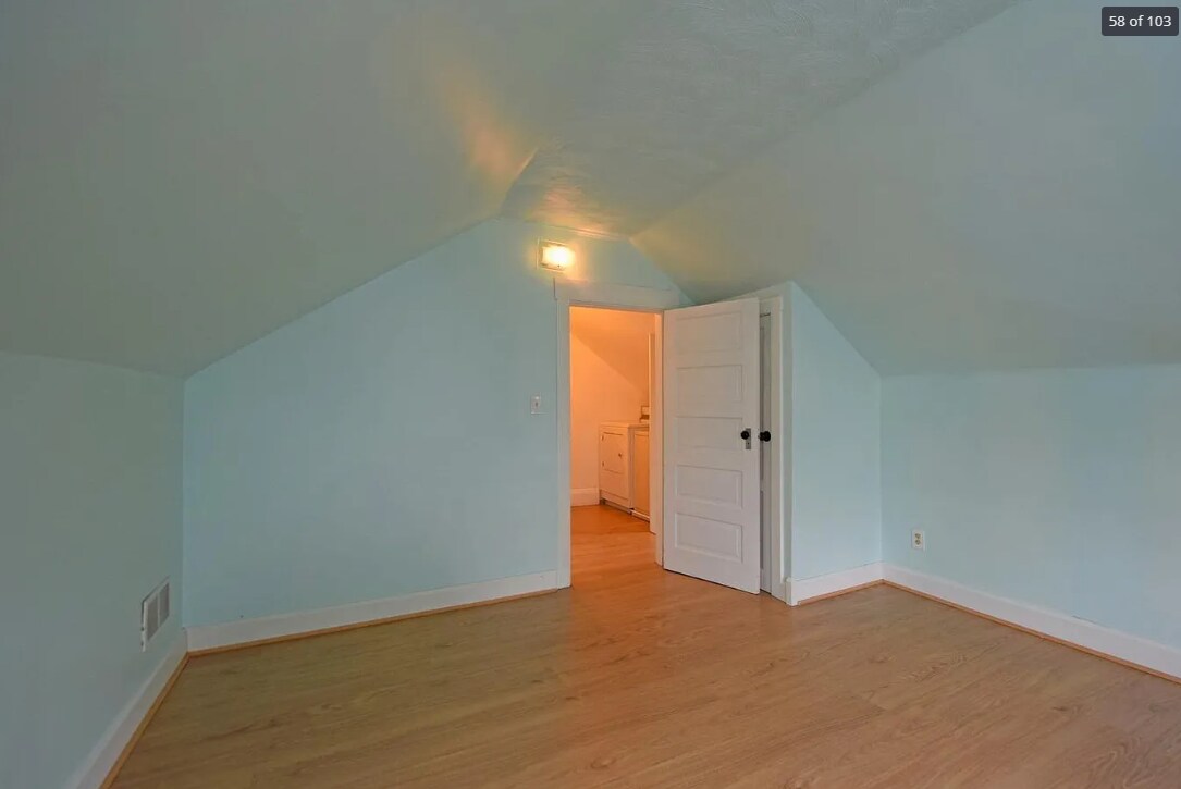 Building Photo - 983 Windsor St