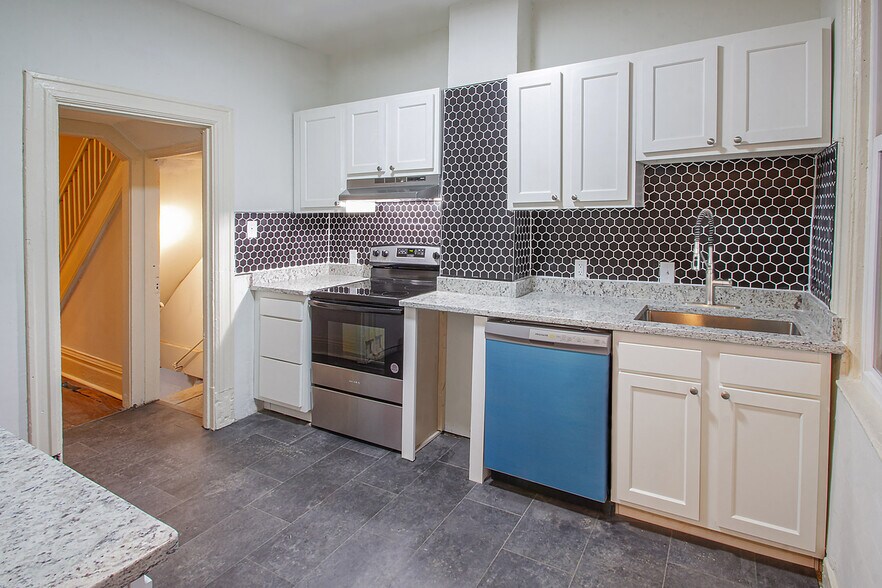 Building Photo - 206 Center St