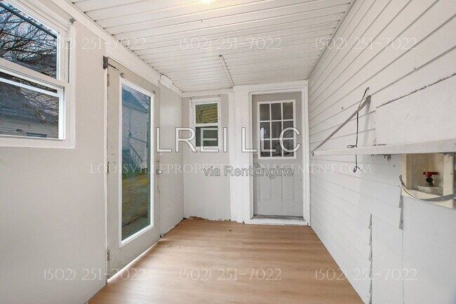 Building Photo - 1747 E Oak St