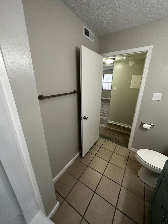 Building Photo - Newly Renovated 1 Bedroom, available Mid A...
