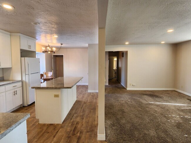 Building Photo - Spacious 5 Bd 2.5 Bath Home in Millcreek