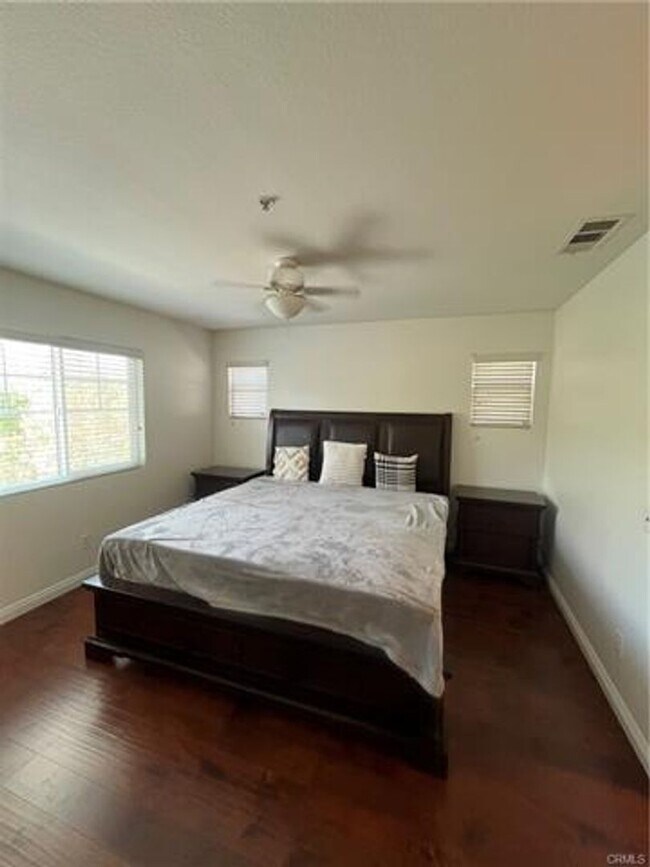Building Photo - Beautifully designed townhome