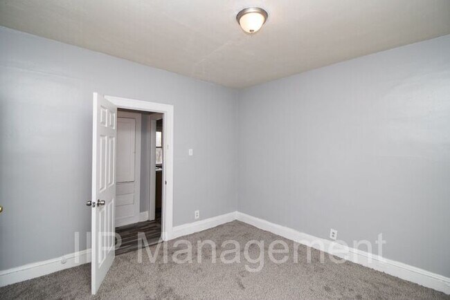 Building Photo - Charming and Refinished 2 Bedroom in Cleve...