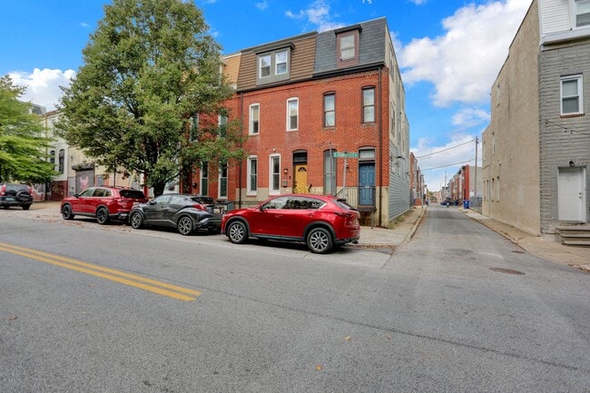 Building Photo - Chic City Living at 2308 E Fairmont Ave!