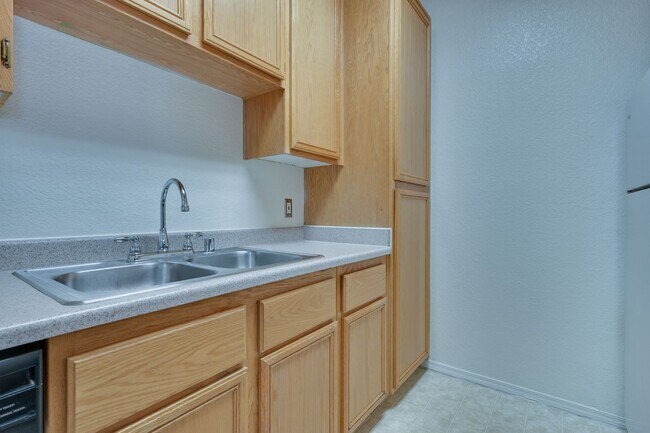 Building Photo - NE Near Nellis! Gated! Community Pool, Spa...