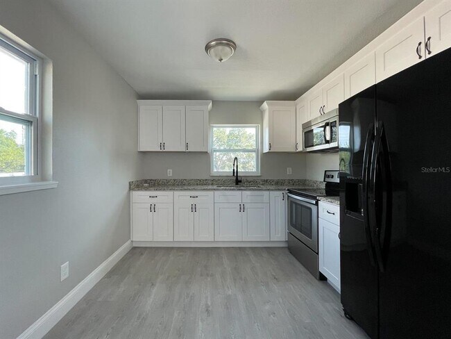 Building Photo - 2704 E Columbus Dr