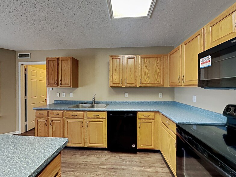 Building Photo - 10099 Weeping Cherry Dr