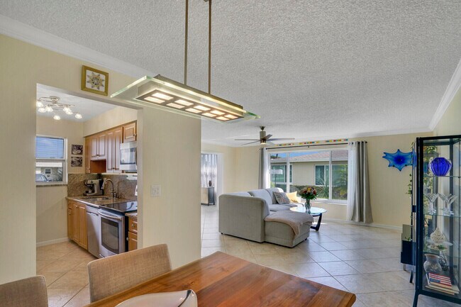 Building Photo - 202 W High Point Terrace