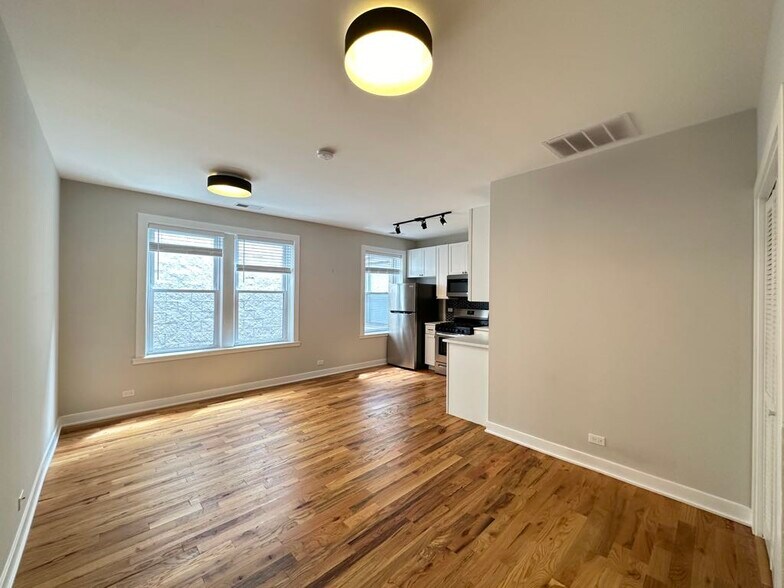 Building Photo - 643 W Wrightwood Ave